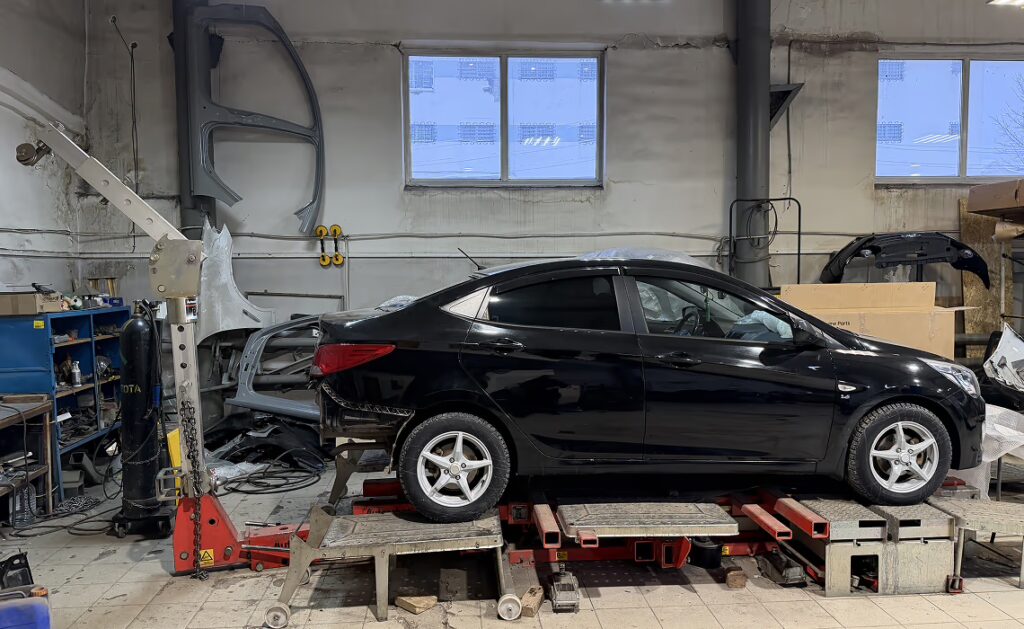 Автомобиль стоит на стапеле