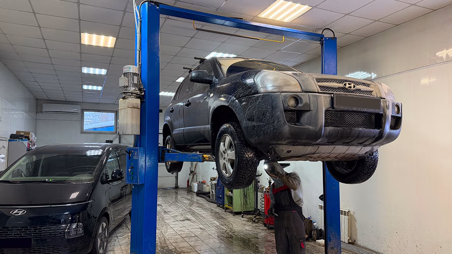 Мастер диагностирует автомобиль Hyundai